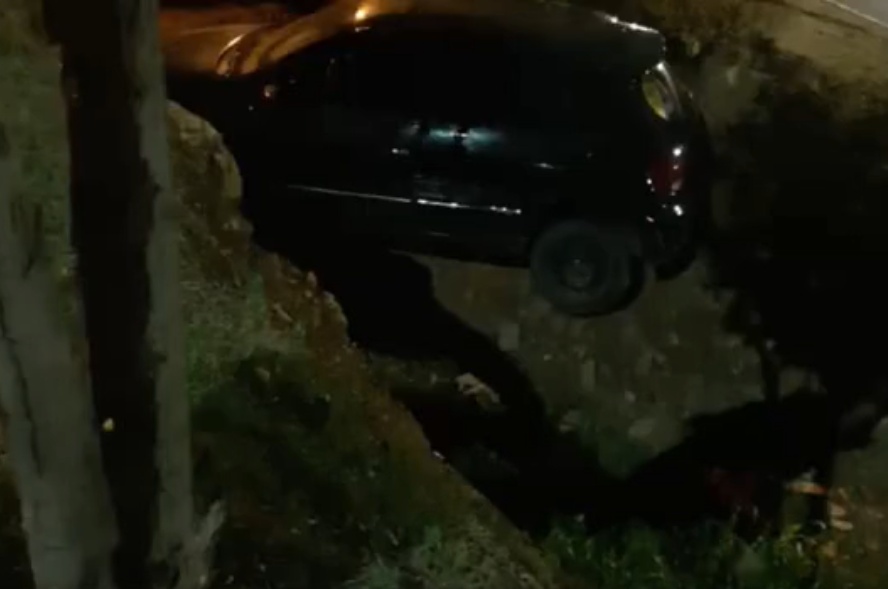 Carro cai em valeta após motorista evitar colisão em Sinop