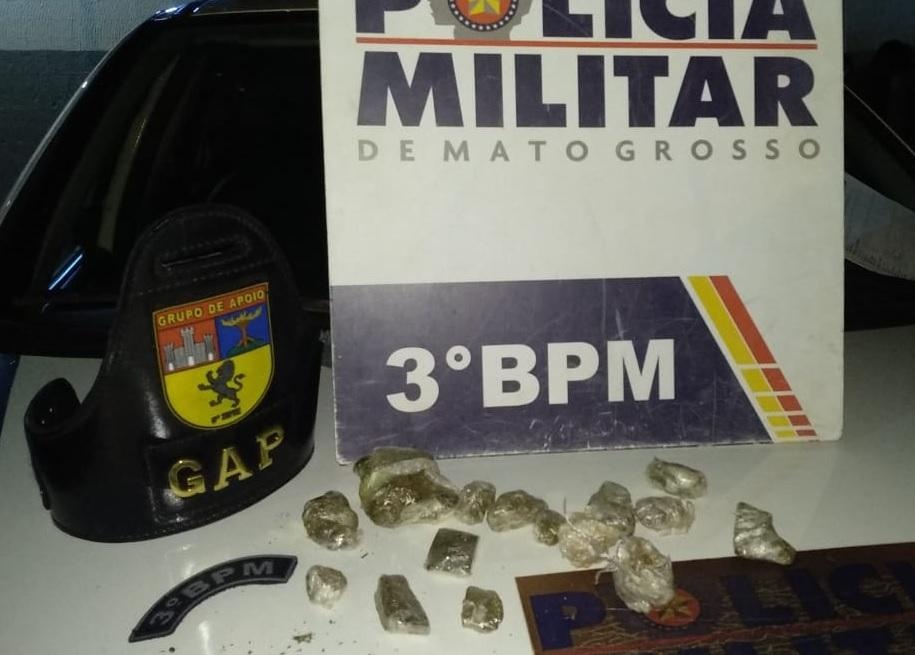 Dupla é presa por tráfico de drogas em campinho de futebol na Capital