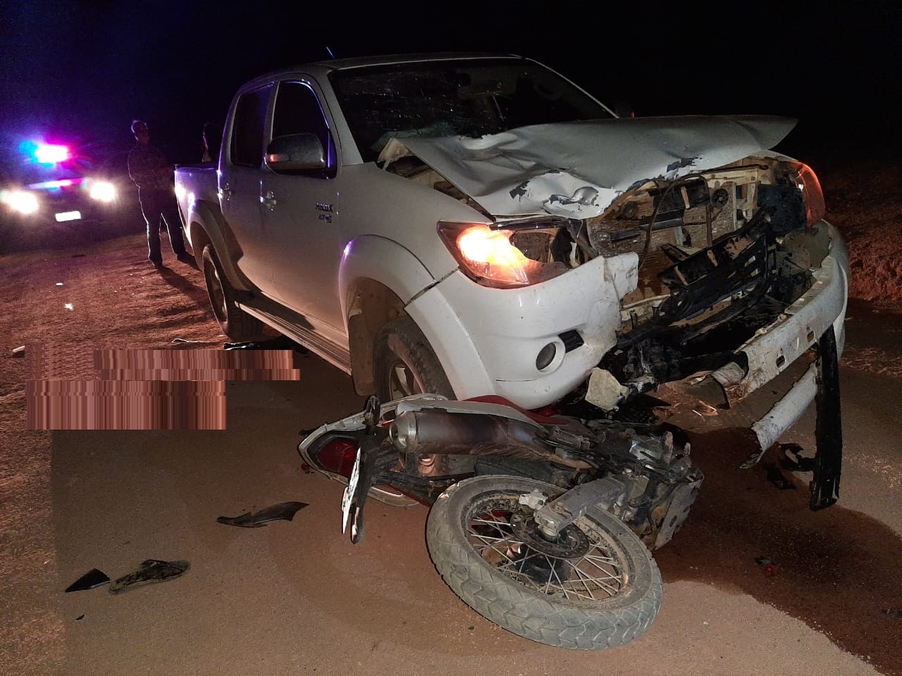 Homem morre em colisão frontal entre moto e caminhonete