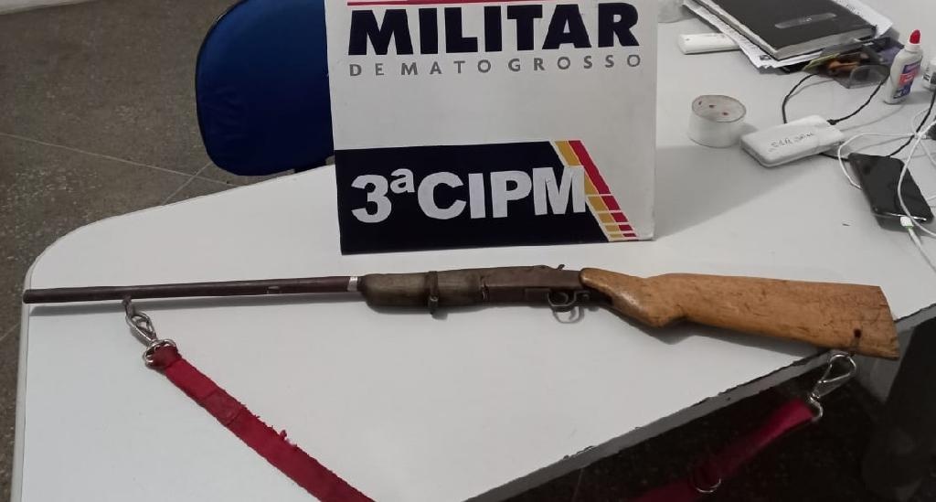 PM apreende espingarda após criança ser atingida por tiro em comunidade