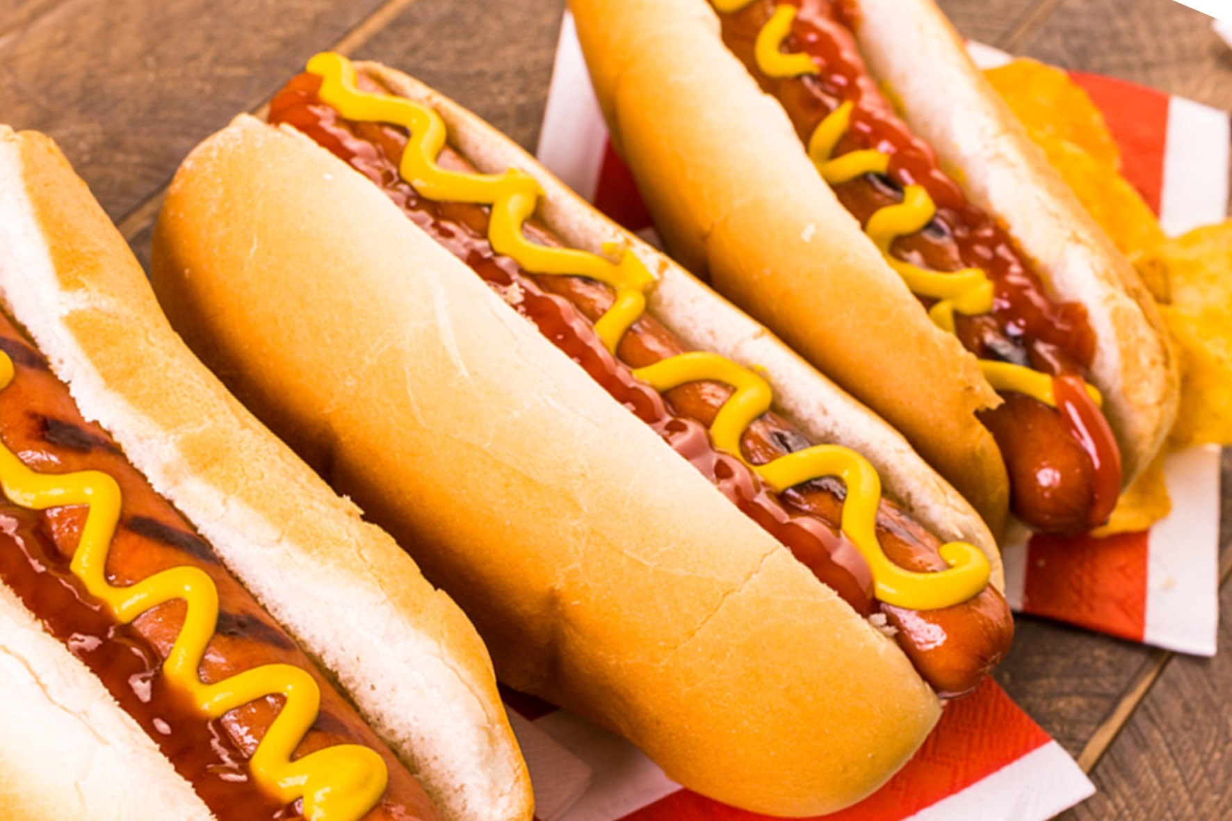 Hamburgueria terá que fornecer cachorros-quentes a advogado de funcionário demitido na pandemia