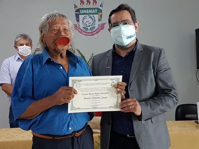 Unemat entrega diploma de Doutor Honoris Causa ao cacique Raoni