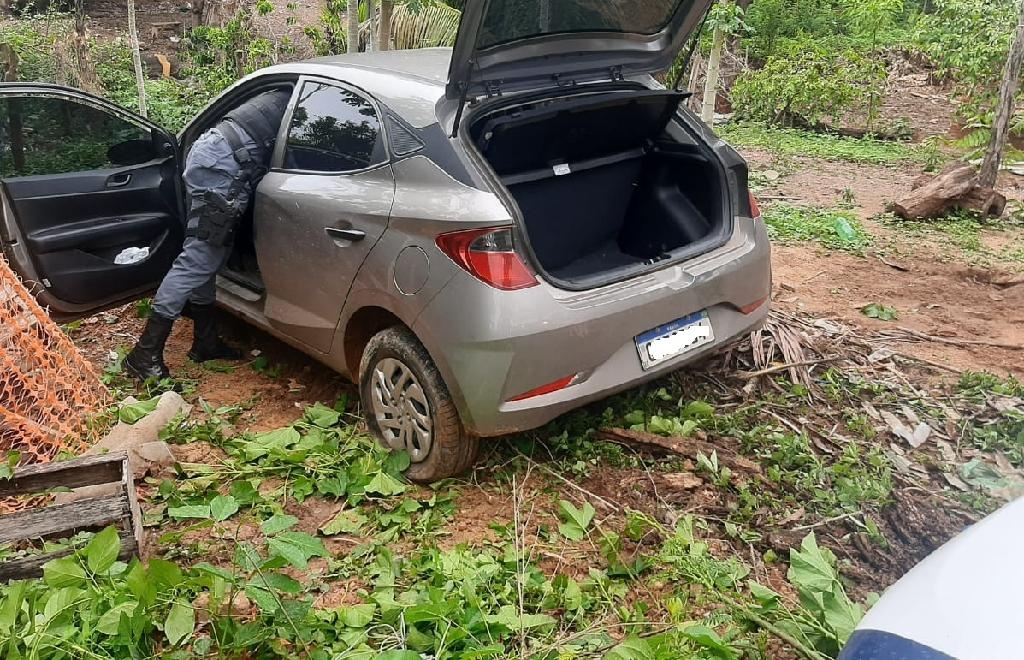 Homens são presos após roubarem carro em Cuiabá