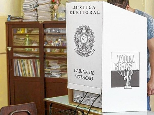Mesário é detido após apontar arma de fogo para eleitor