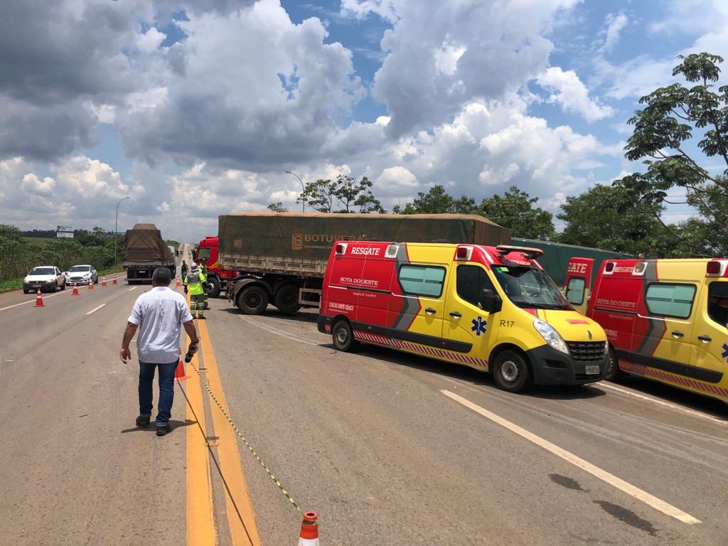 Homem morre em colisão entre caminhão e carreta na BR-163