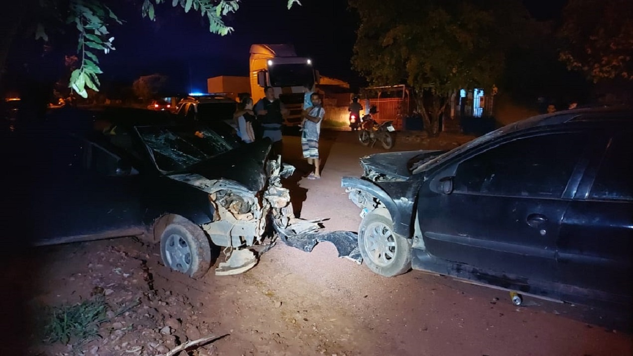Cinco ficam feridos em colisão frontal entre carros