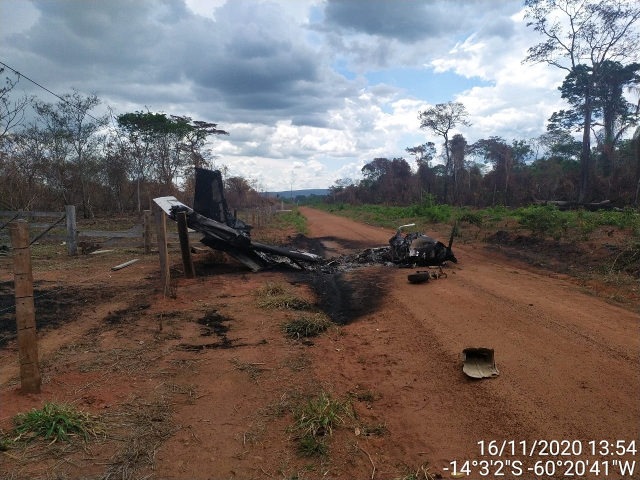 Policiais encontram corpo carbonizado em destroços de avião