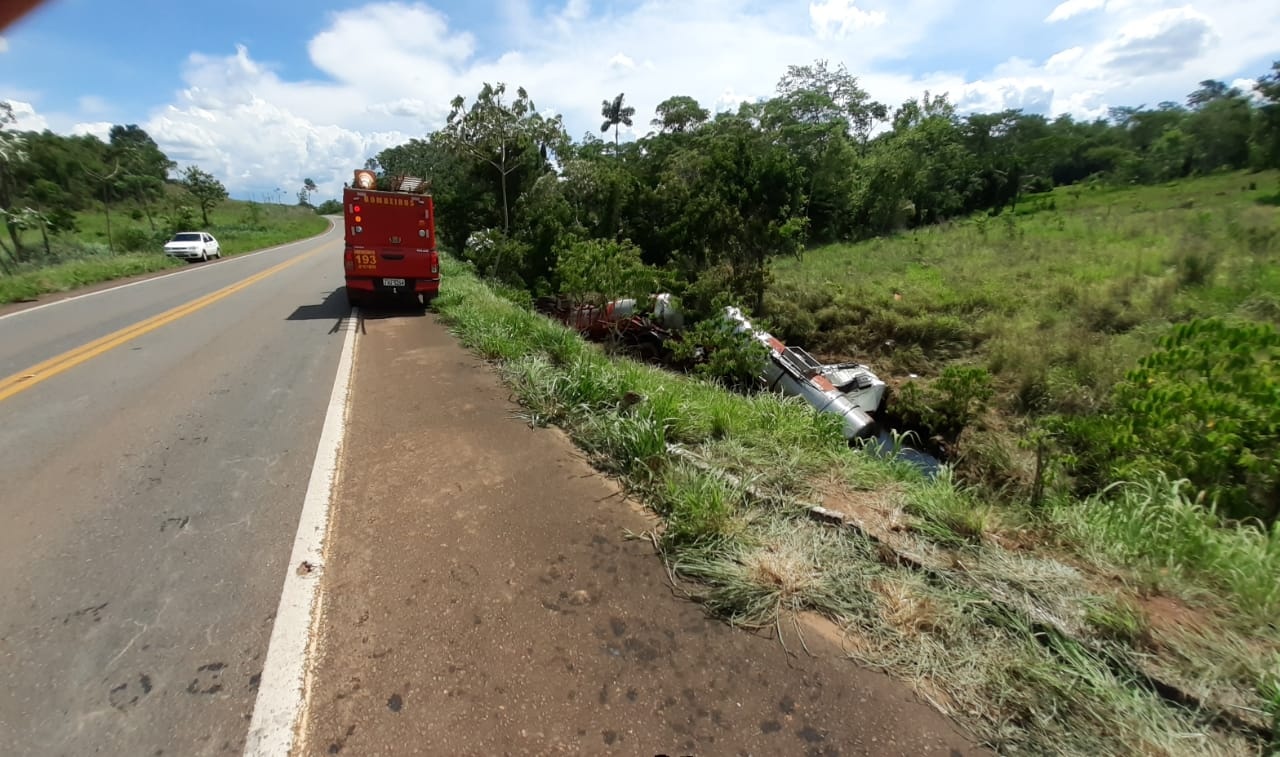 Motorista morre após bitrem cair em córrego na BR-174