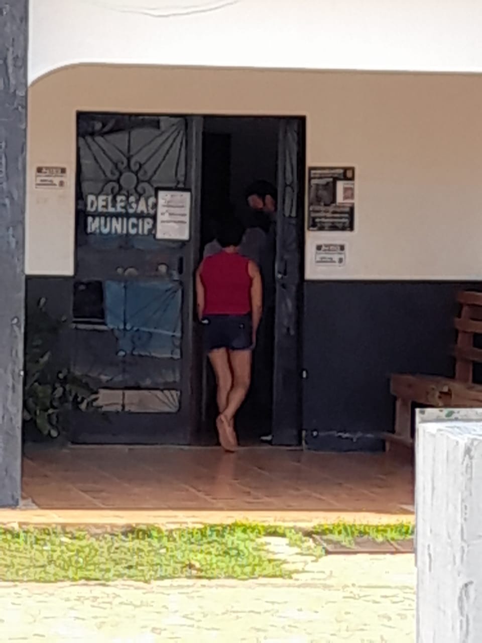 Mulher flagrada espancando a ex do marido é presa