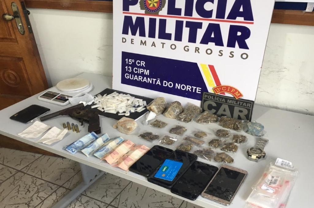 Quatro são presos e adolescente apreendido por tráfico de drogas