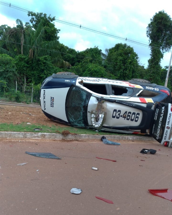 Viatura da PM capota após acidente em Sinop