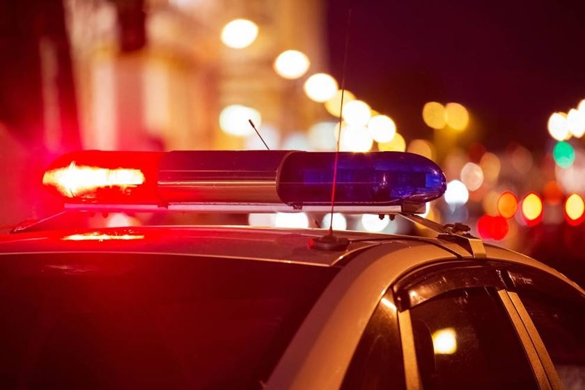 Jovem sofre fratura após ser atropelado por carreta que não prestou socorro