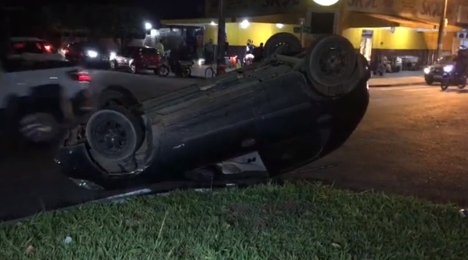 Motorista perde controle de carro e capota