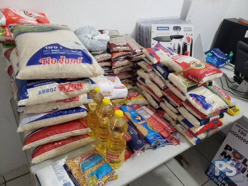 Quatro mulheres são detidas arrecadando alimentos em nome da prefeitura