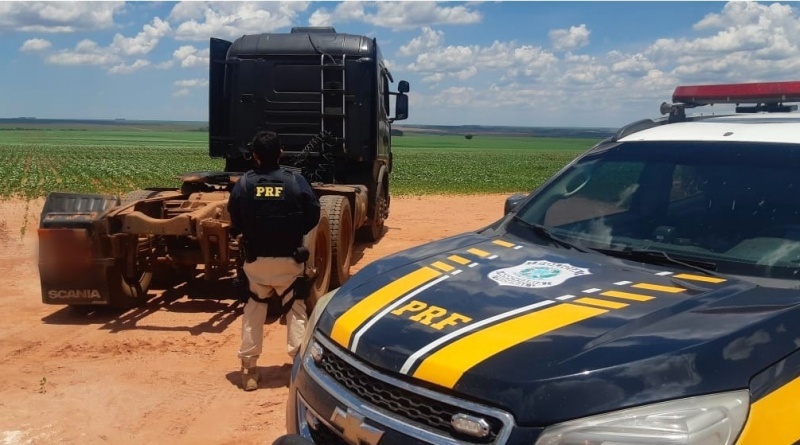 PRF recupera caminhão roubado em distrito de Pedra Preta