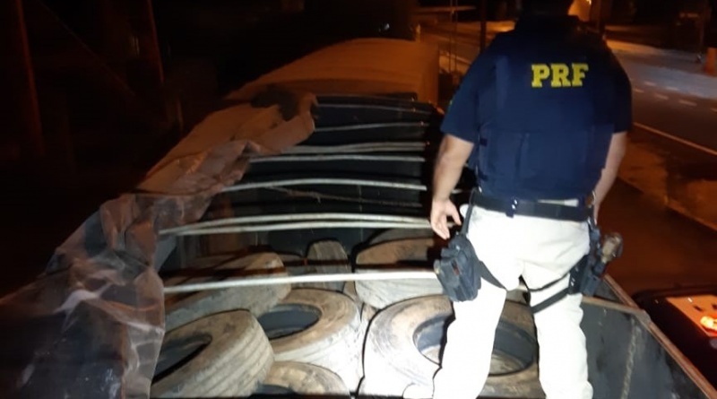 PRF apreende carreta carregada com pneus contrabandeados