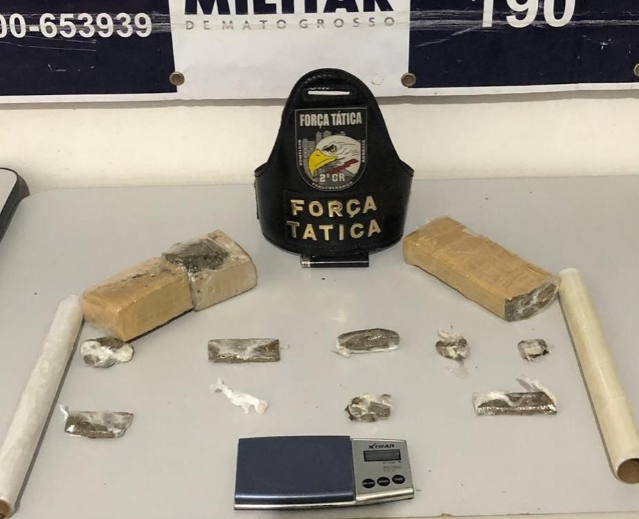 Tabletes e porções de maconha são apreendidas pela PM