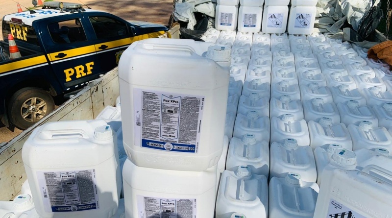 Dupla é presa com 3.000 litros de agrotóxicos falsificados