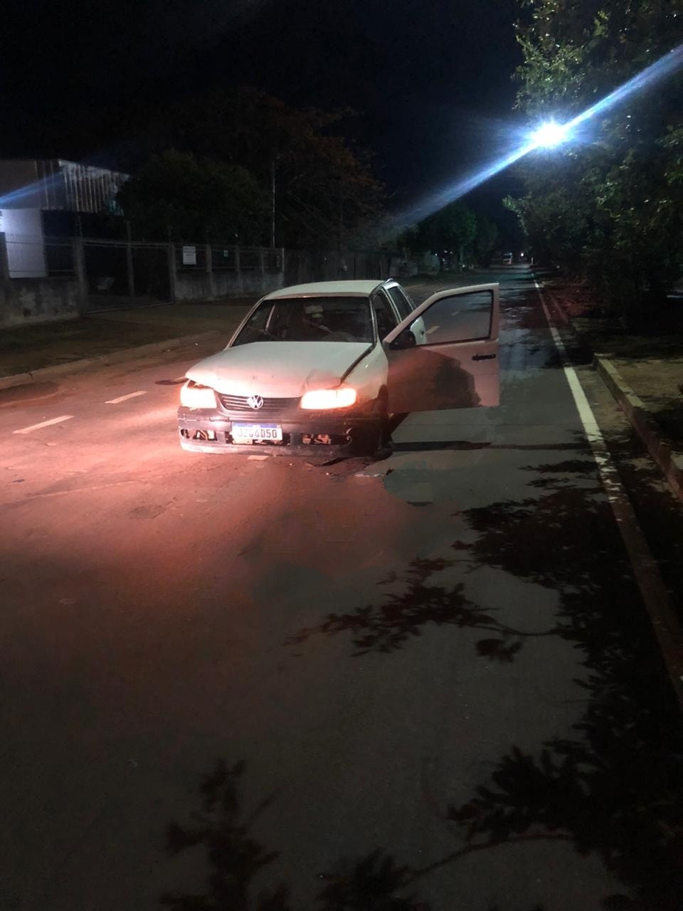 PM prende dupla que furtou carro e atingiu muro em Sinop
