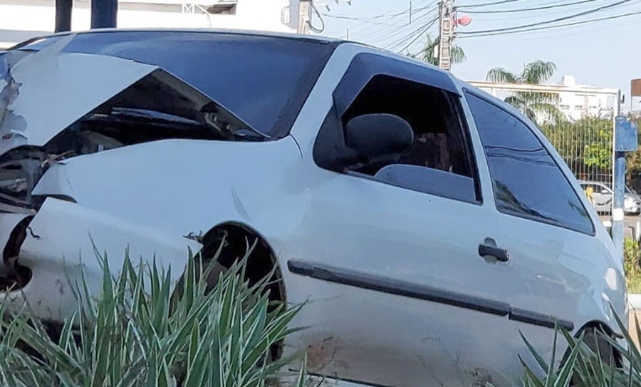 Sinop: Carro é apreendido após colidir em poste