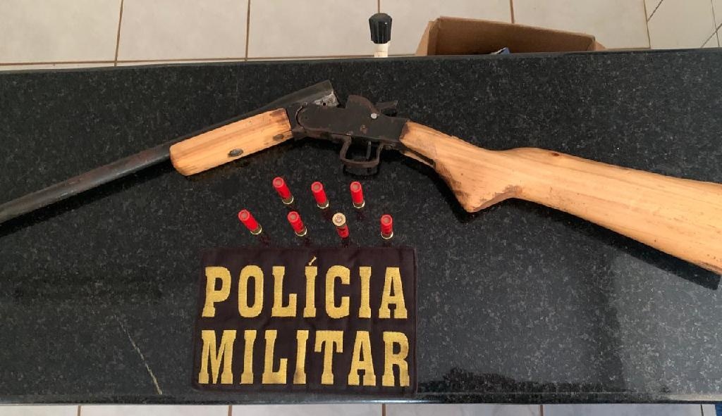 Em barreira, policiais encontram espingarda com munições em Feliz Natal