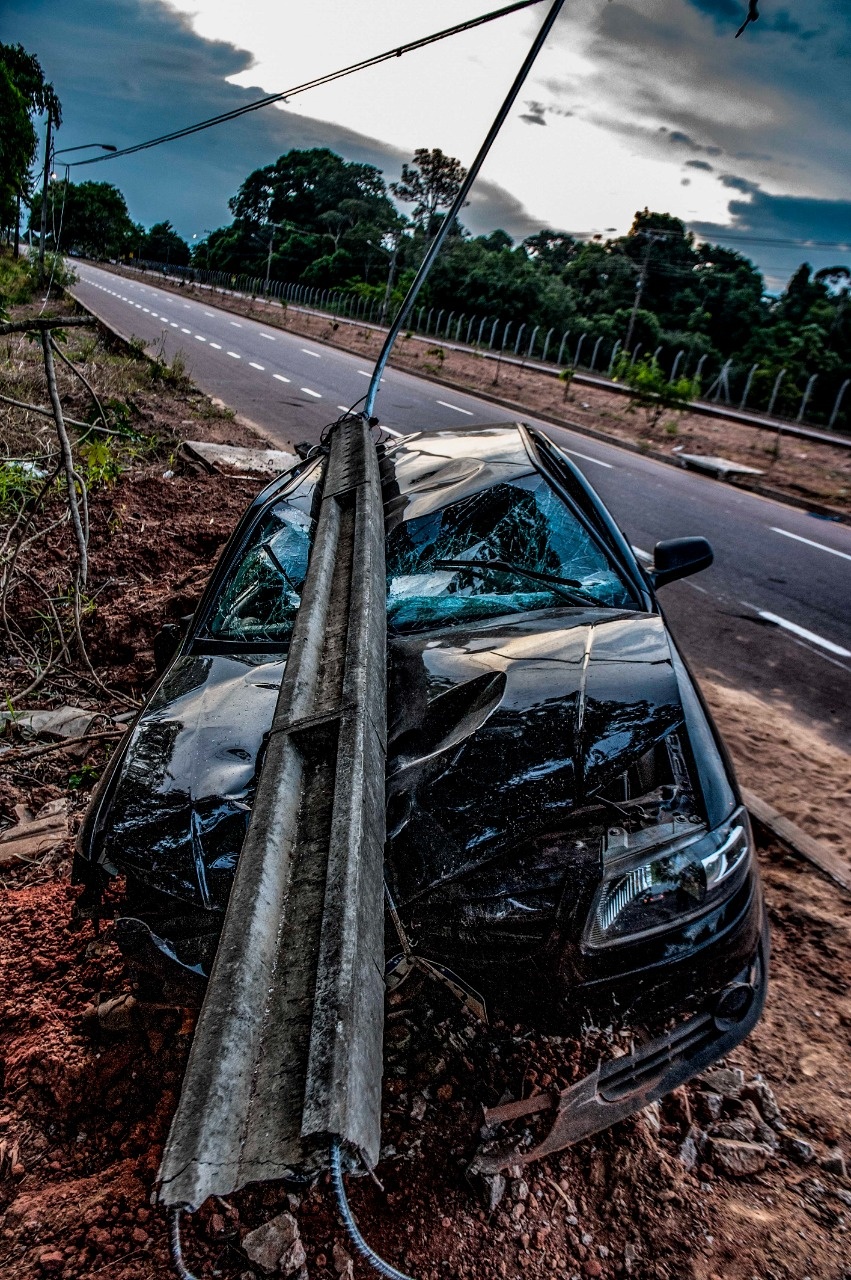 Sinop: Homens ficam feridos após carro atingir poste em avenida