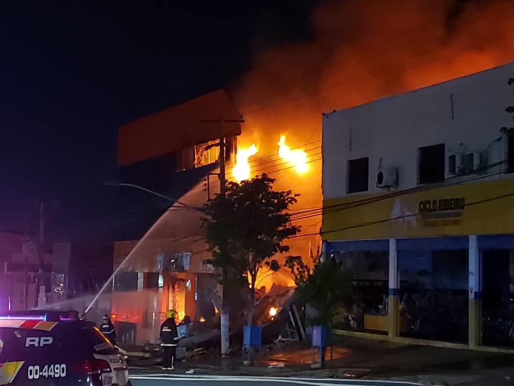 Bombeiros se ferem após prédio desabar durante incêndio em lojas no MT