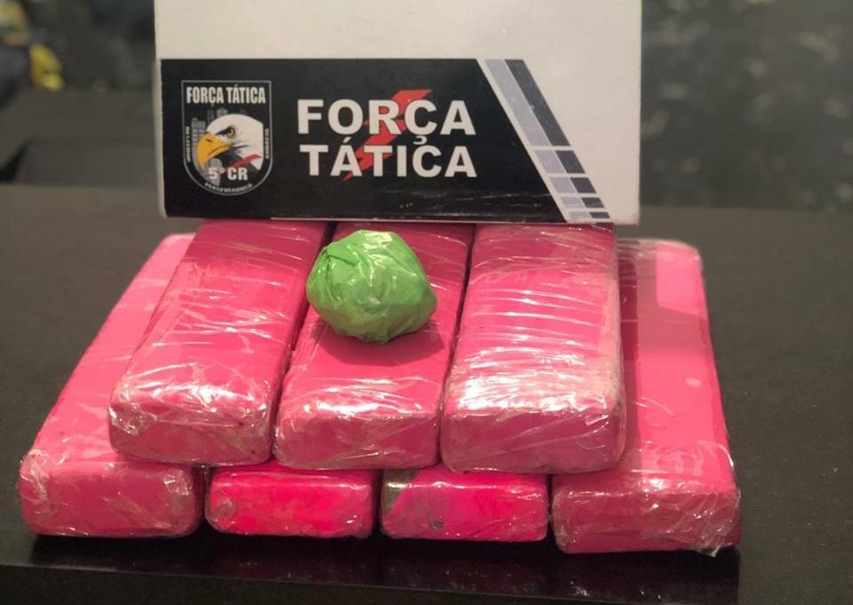 Força Tática prende idoso com facão e mala com 7 kg de maconha