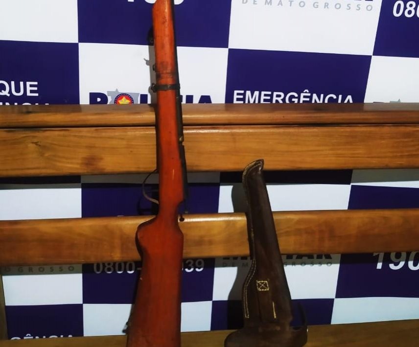 PM prende homem depois de ameaçar cortar cabeça de esposa com foice