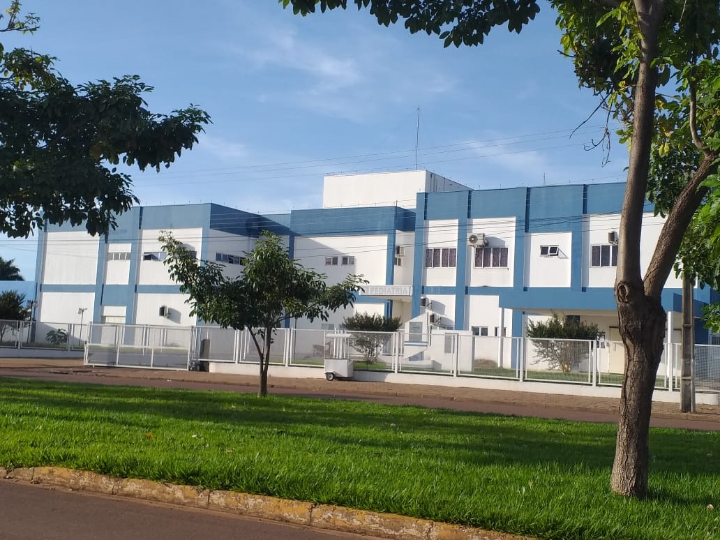 Jovem fica ferido em colisão entre moto e caminhonete em Sinop