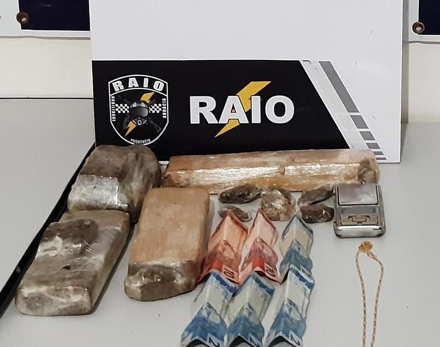 Dupla é pega enquanto traficava no bairro Pedregal