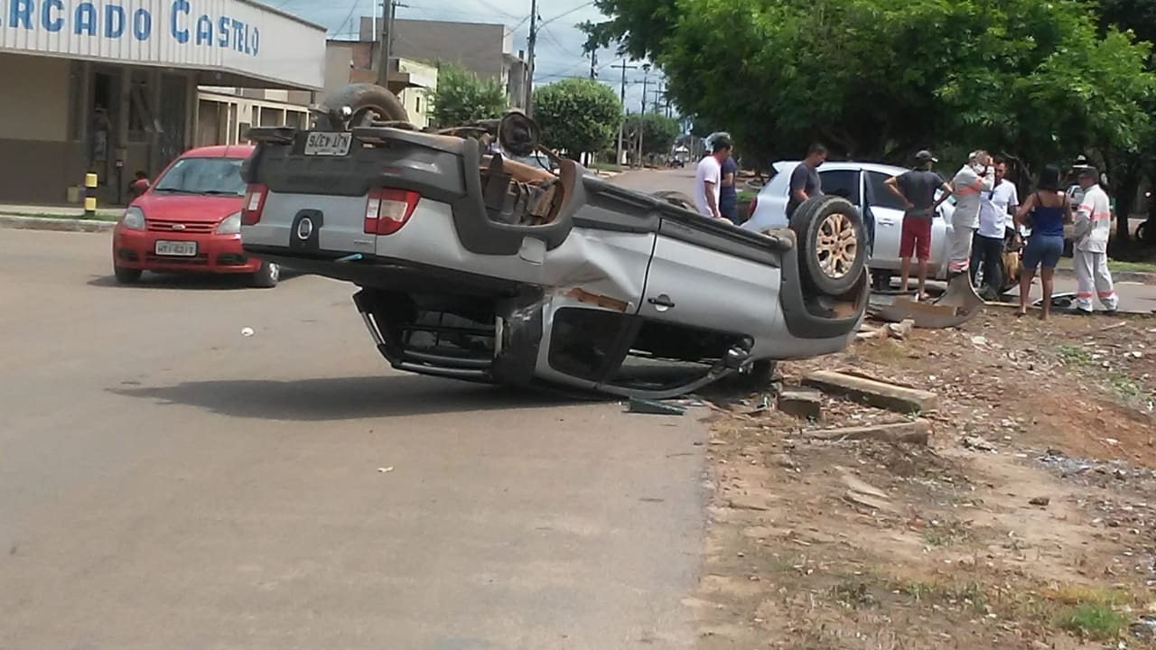 Homem fica ferido em colisão entre pick-up e carro