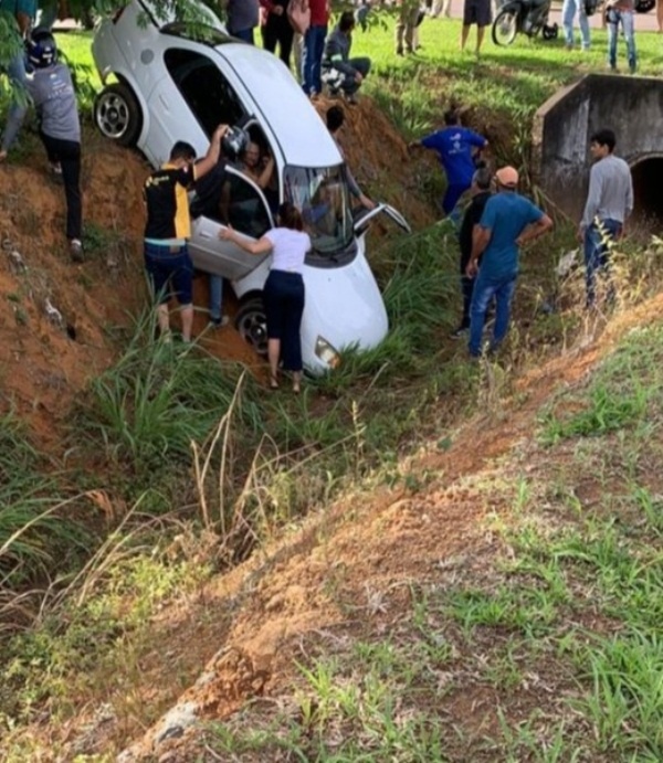 Sinop: Dois ficam feridos após carro cair em vala de escoamento de água