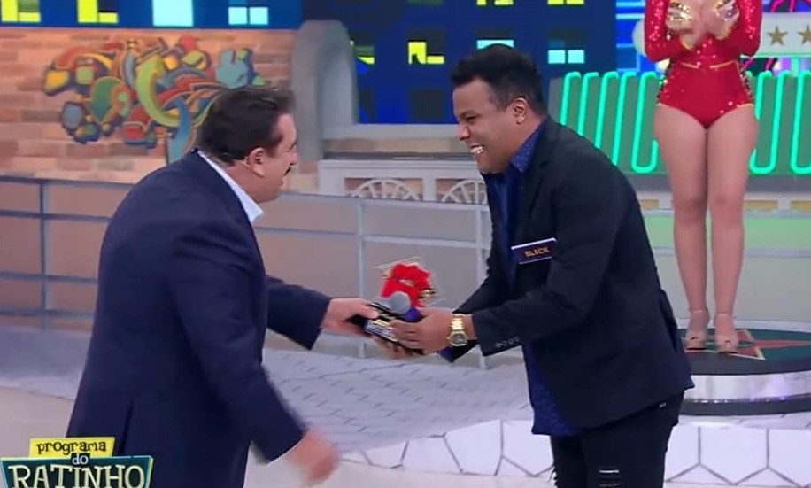 Cantor Black se apresenta ao vivo no programa do Ratinho e recebe elogios