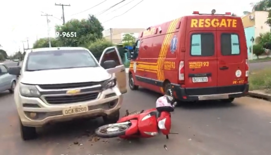 Mulher fica ferida em colisão entre motocicleta e caminhonete