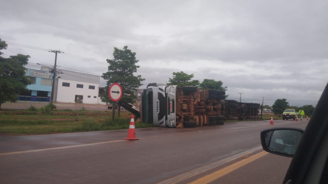 Carreta tomba na lateral da BR-163 em Sinop
