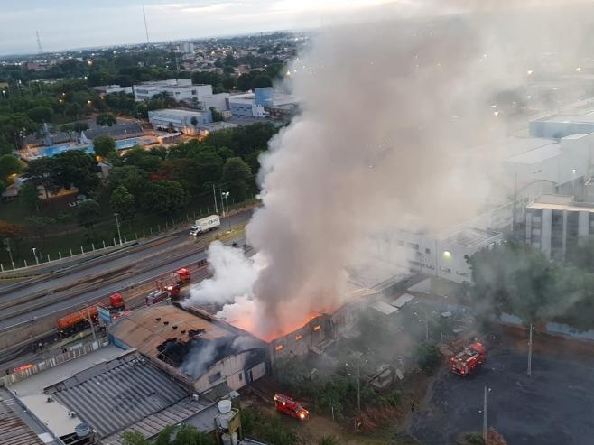 Revendedora de pneus é destruída por incêndio em Cuiabá