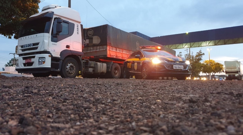 PRF apreende carga de madeira ilegal em Rondonópolis