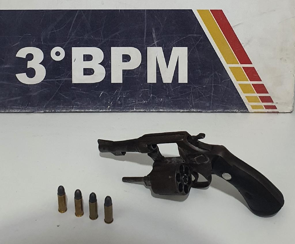 Policiais percebem roubo de veículo e apreendem trio em flagrante