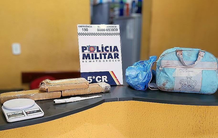 Policiais encontram bolsa de bebê dentro de fossa com três quilos de maconha