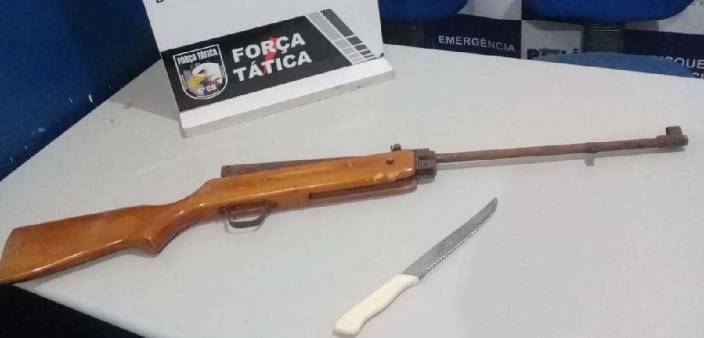 Moradores denunciam homem por bater em suas portas carregando uma espingarda