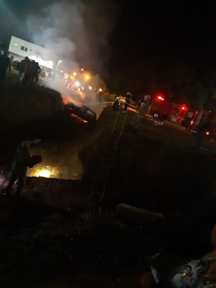 Sinop: Carro pega fogo após cair em vala de escoamento de água