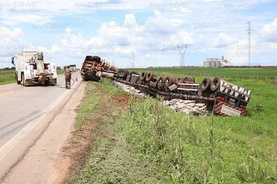 Carreta carregada com cimento tomba na BR-163 em Nova Mutum