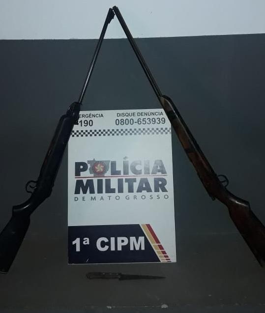 Homem é preso por esfaquear esposa e policiais encontram duas espingardas