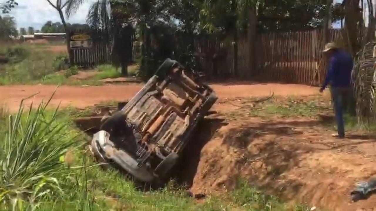 Carro desvia de caminhão carregado de toras e cai em valeta