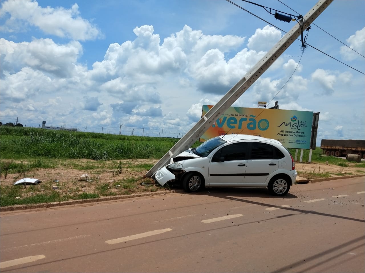 Motorista abandona carro após bater em poste na Avenida Bruno Martini