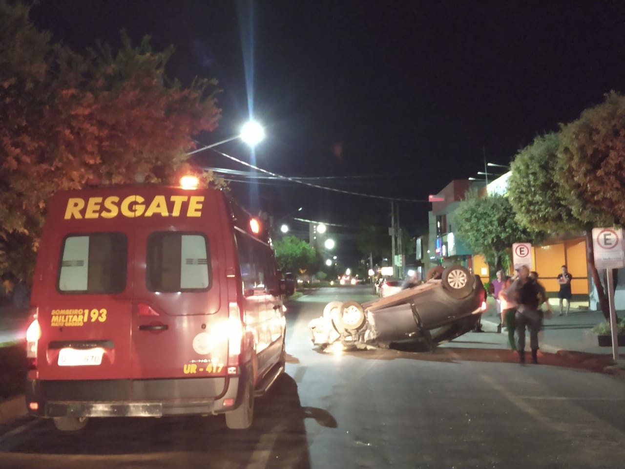 Carros colidem em Sinop e um tomba