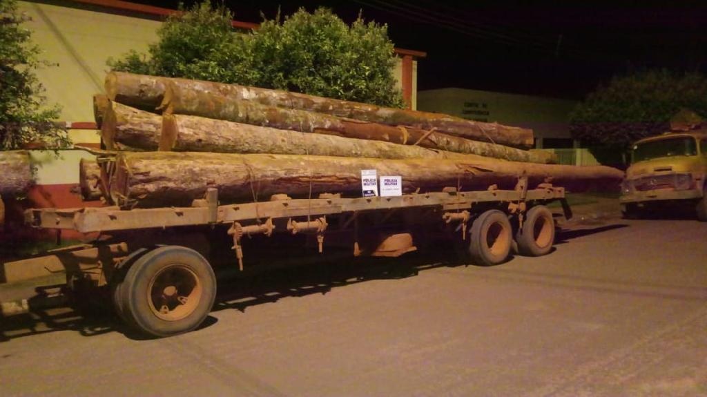 PM intercepta motoristas com 39 toras de madeira sem documentação e habilitação