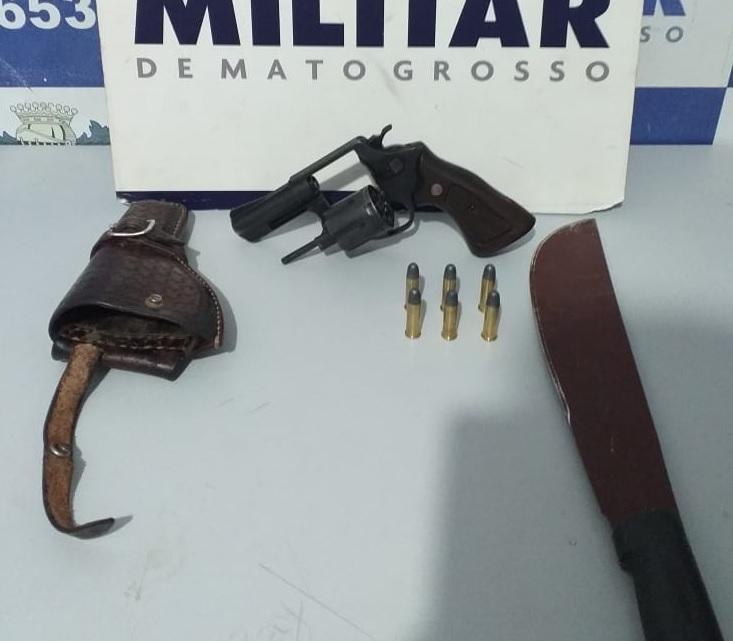 Policiais prendem homem que ameaçou pessoas com revólver em restaurante em Matupá