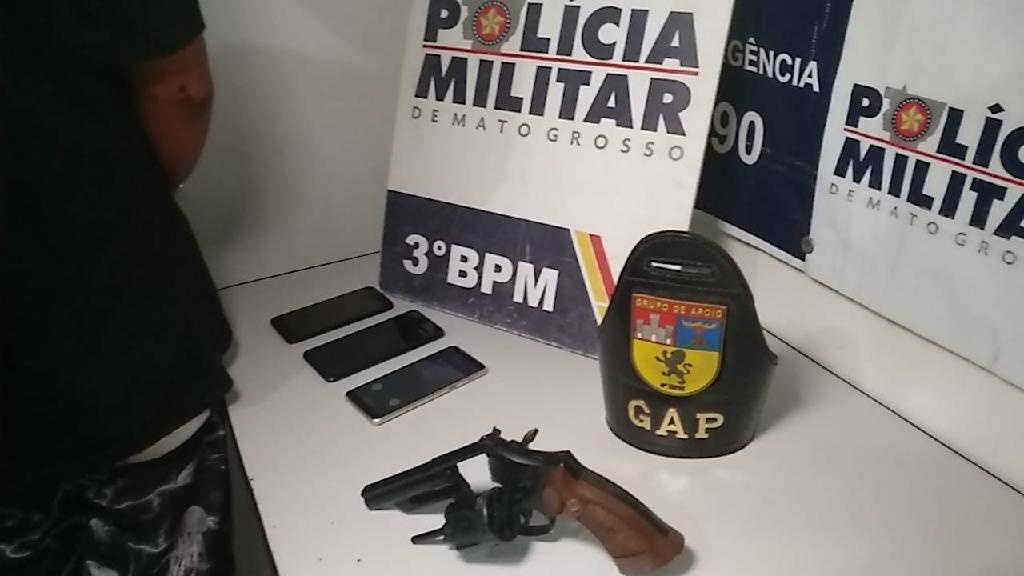 PM intercepta carro roubado e detém dupla no bairro Morada do Ouro